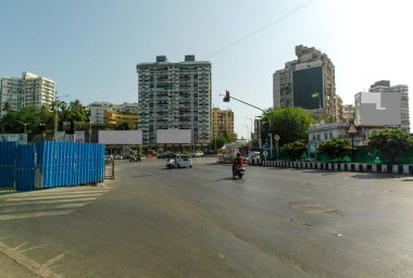 Mumbai, Hindistan - 10 Ekim 2024: Beyaz saraylı Alta Mount yol işareti ile Mumbai 'nin kırsal ve kentsel gelişimi.