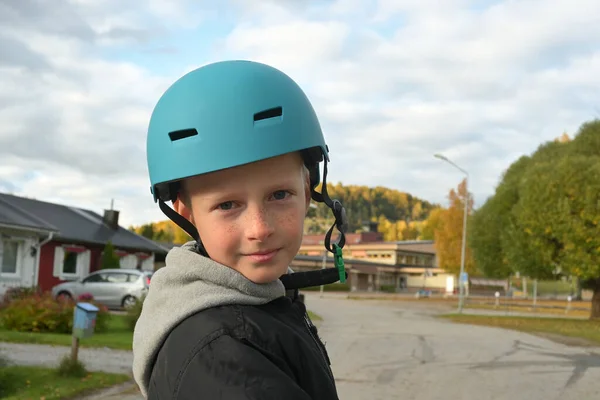 Chłopiec Kasku Ochronnym Jazdy Rowerze Lub Skuterze Jesień Obrazek Stockowy
