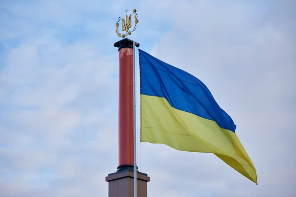 Die Flagge Der Ukraine Und Das Wappen Der Ukraine Draußen — Stockfoto