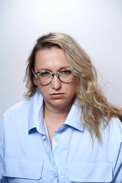 Mujer Adulta Gafas Con Náuseas Sobre Fondo Blanco —  Fotos de Stock