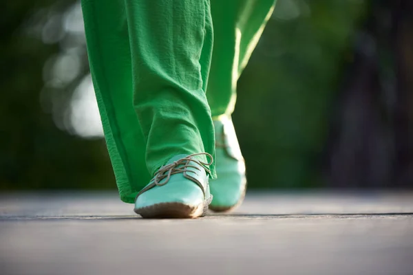 Nyáron Egy Zöld Nadrágban Mokaszinban Sétál Úton — Stock Fotó