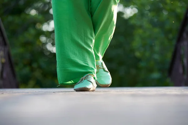 Nyáron Egy Zöld Nadrágban Mokaszinban Sétál Úton — Stock Fotó
