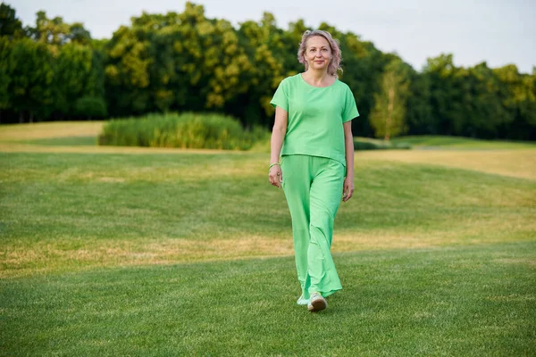Adulto Enérgico Mujer Segura Misma Años Edad Caminando Campo Golf Imagen de archivo