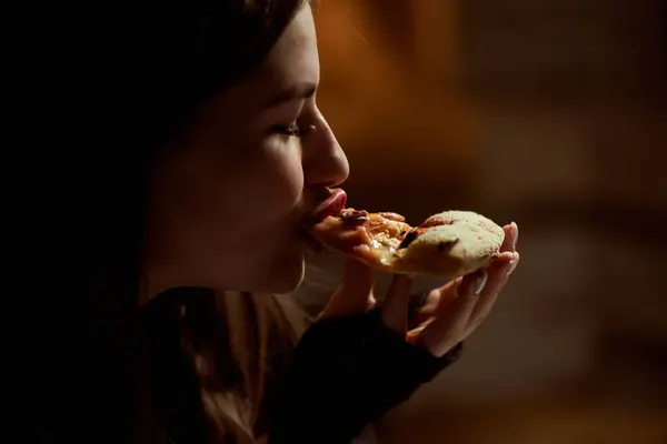 Kırmızı Rujlu Güzel Kız Pizzacıda Pepperonili Pizza Yiyor — Stok fotoğraf