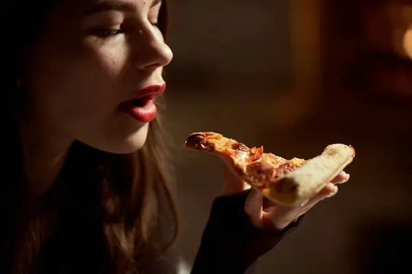 Kırmızı Rujlu Güzel Kız Pizzacıda Pepperonili Pizza Yiyor — Stok fotoğraf