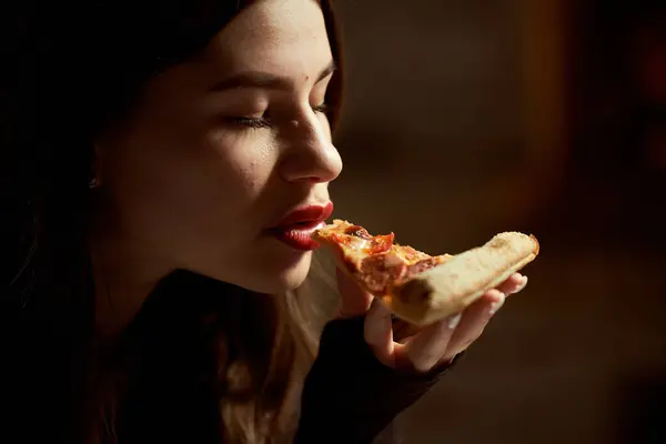 Kırmızı Rujlu Bir Kız Bir Dilim Pizzadan Seksi Bir Isırık — Stok fotoğraf