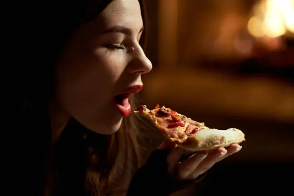 stock image Girl with red lipstick sexy eating pizza in a pizzeria