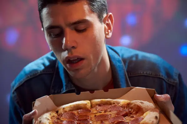 Genç Bir Öğrenci Karton Kutudan Karton Pizza Koklamayı Sever — Stok fotoğraf