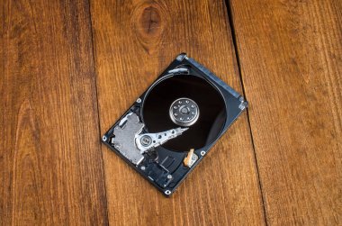 bilgisayar sabit diski ahşap arkaplana yakın çekim