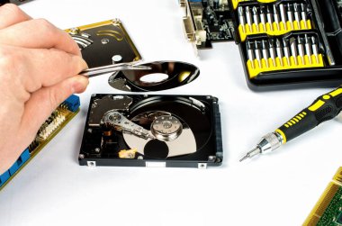 Teknisyen sabit disk diseksiyonu, bilgisayar onarımı, araçlar yapar