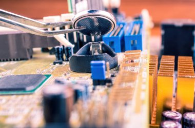 Battery replacement in the motherboard