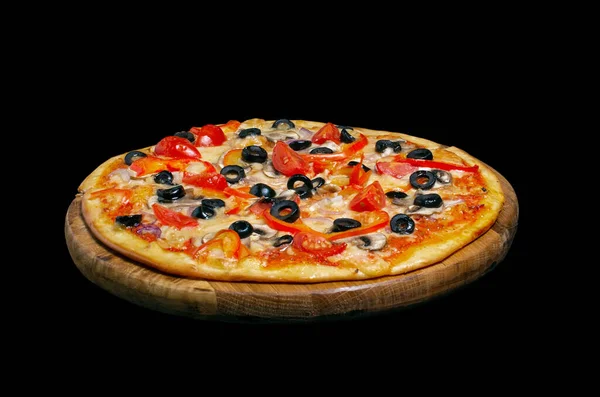 ベジタリアンピザ 木製のキッチンボード上 黒の背景に隔離された ロイヤリティフリーのストック写真