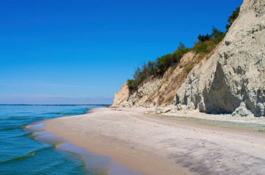Baraj gölünün dik kıyısı, yaz manzarası