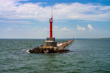 Dalgakıran ve deniz feneri limanın girişinde.