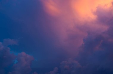 Güneş tarafından renklendirilmiş bir fırtına bulutunun soyut arkaplanı