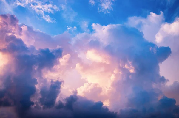 Gewitterwolke Den Strahlen Der Sonne Farbenfroher Schöner Himmelshintergrund Stockfoto