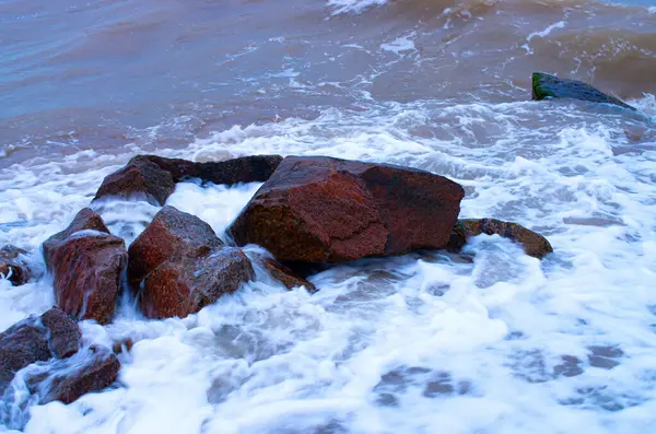 Прибрежные Камни Волнах Бурлящая Вода — стоковое фото