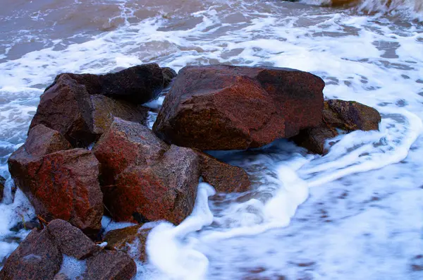 Прибрежные Камни Серфинге Бурлящая Вода Крупным Планом — стоковое фото