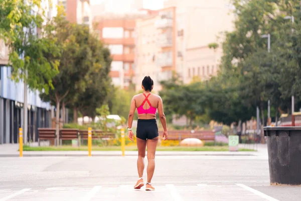 Visão Traseira Uma Atleta Feminina Irreconhecível Andando Pista Atletismo Citys — Fotografia de Stock