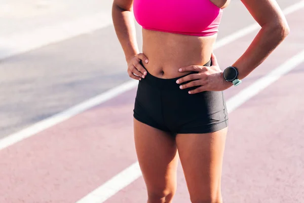 Quadris Cintura Uma Atleta Feminina Sportswear Pista Atletismo Durante Treinamento — Fotografia de Stock