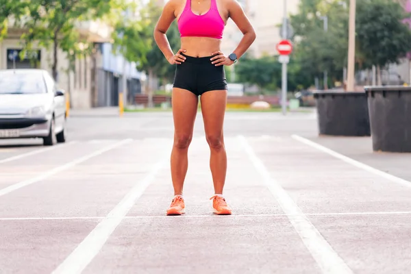Corpo Uma Atleta Feminina Irreconhecível Roupas Corrida Pista Atletismo Cidade — Fotografia de Stock