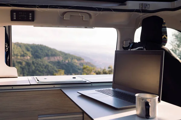 Mesa Interior Uma Van Campista Com Laptop Uma Caneca Conceito — Fotografia de Stock