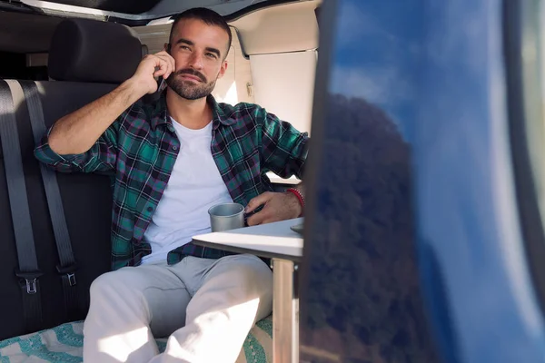 Jovem Sentado Dentro Sua Van Campista Falando Telefone Celular Conceito — Fotografia de Stock