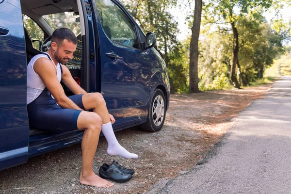 Jonge Man Verkleed Met Fietskleding Zittend Zijn Camper Gaan Trainen — Stockfoto