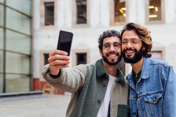 Happy Couple Gay Men Taking Selfie Photo Mobile Phone Street — Φωτογραφία Αρχείου