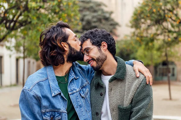 Junger Mann Küsst Zärtlich Die Stirn Seiner Freunde Konzept Des — Stockfoto