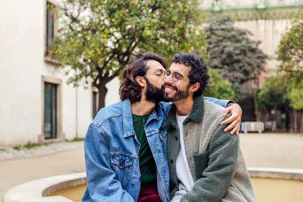 Junger Mann Küsst Zärtlich Die Wange Seiner Freunde Konzept Des — Stockfoto