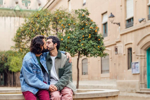 Glückliches Junges Paar Schwuler Männer Küssen Sich Zärtlich Händchenhaltend Konzept — Stockfoto