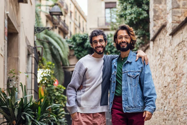 Homosexuell Männliches Paar Umarmt Blick Die Kamera Lächelt Glücklich Einer — Stockfoto