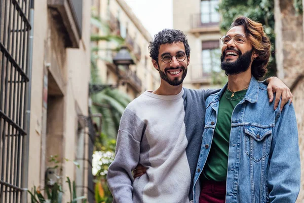 Homosexuell Männliches Paar Umarmt Lächelnd Glücklich Auf Der Straße Konzept — Stockfoto