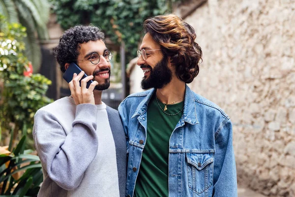Homosexuelle Männliche Paar Glücklich Lächelnd Während Einer Von Ihnen Telefon — Stockfoto