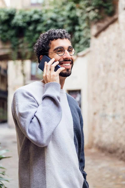 Młody Człowiek Brodzie Okularach Uśmiechnięty Szczęśliwy Rozmawiając Przez Telefon Koncepcja — Zdjęcie stockowe