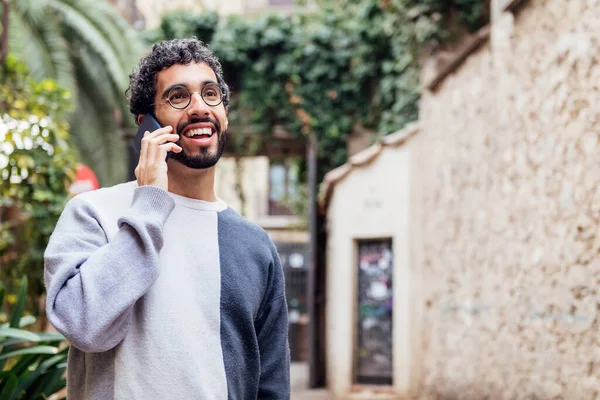 Junger Mann Mit Bart Und Brille Lächelnd Glücklich Telefonierend Konzept — Stockfoto