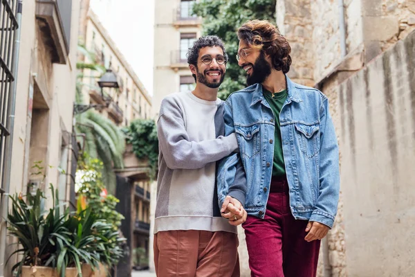 Homosexuelle Männliche Paar Fuß Umarmt Entlang Einer Schönen Straße Während — Stockfoto