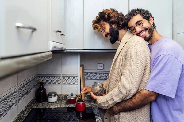 Paar Verliebter Männer Die Sich Morgens Beim Zubereiten Des Frühstückskaffees — Stockfoto