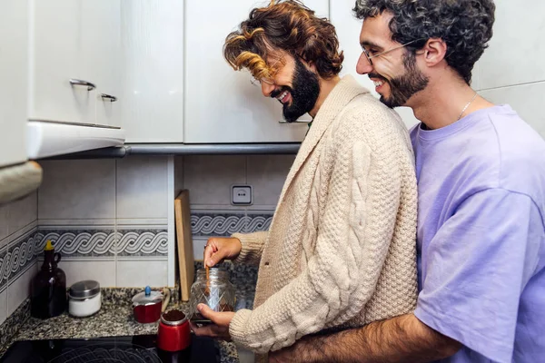 Pareja Hombres Enamorados Abrazándose Por Mañana Mientras Preparan Desayuno Café —  Fotos de Stock