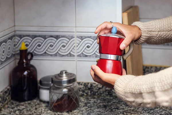 キッチンでコーヒーを作るためにイタリアの鍋を閉めた無名の男の手 自宅で本物の人々のライフスタイルの概念 — ストック写真