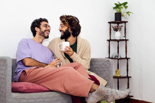 Homosexuelle Männliche Paare Lachen Entspannt Auf Der Couch Hause Konzept — Stockfoto