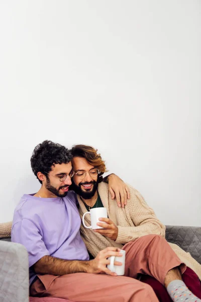 Paar Schwule Männer Lächeln Und Umarmen Einander Entspannt Auf Dem — Stockfoto