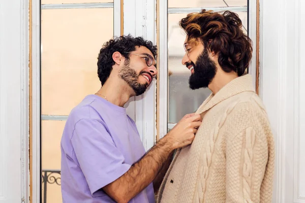 Glückliches Paar Schwuler Männer Die Zuneigung Fenster Ihres Hauses Zeigen — Stockfoto