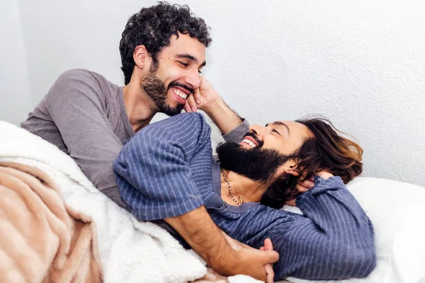 Homosexuell Männliches Paar Bett Lächelnd Glücklich Morgens Gemeinsam Aufzuwachen Konzept — Stockfoto