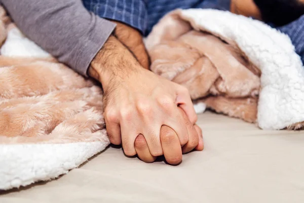 Detail Hands Unrecognizable Couple Gay Men Linked Bed Concept Real — Stock Photo, Image