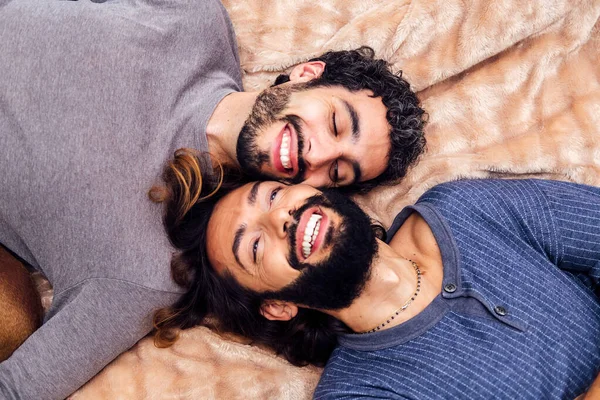 Draufsicht Eines Glücklichen Homosexuellen Männlichen Paares Das Lachend Auf Dem — Stockfoto