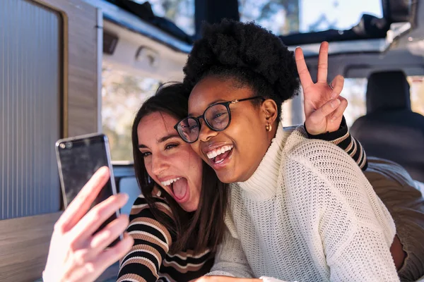 Δύο Χαρούμενες Νεαρές Γυναίκες Που Διασκεδάζουν Τραβώντας Μια Φωτογραφία Selfie — Φωτογραφία Αρχείου