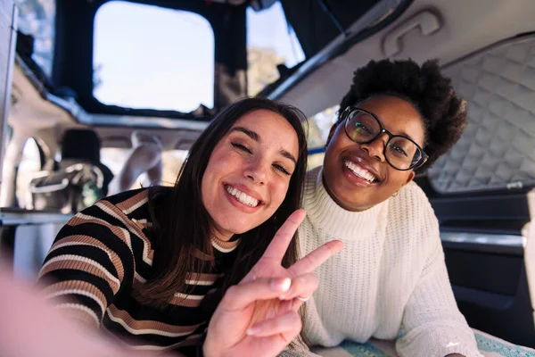 Selfie Φωτογραφία Δύο Χαρούμενες Νεαρές Γυναίκες Που Διασκεδάζουν Ένα Τροχόσπιτο — Φωτογραφία Αρχείου