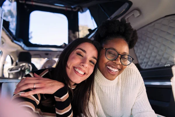 Dvě Mladé Ženy Baví Selfie Karavanu Koncept Víkendu Útěku Nejlepším — Stock fotografie